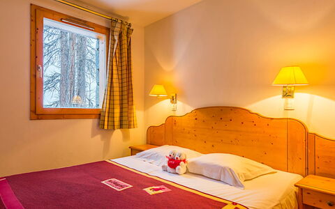 La Plagne 647: Eigendom, Meubilair, Comfort, Hout, Interieur Ontwerp, Textiel, Verlichting, Venster, Schaduw, Architectuur