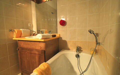 Vallandry 651: Bad, Loodgieterswerkinrichting, Kraan, Eigendom, Badkamer, Interieur Ontwerp, Verlichting, Flooring, Verdieping