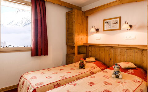 La Toussuire 651: Eigendom, Meubilair, Gebouw, Venster, Comfort, Hout, Interieur Ontwerp, Textiel, Bed Frame, Bed