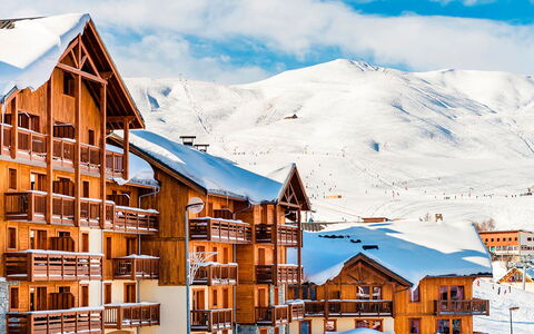La Toussuire 651: Wolk, Lucht, Gebouw, Sneeuw, Eigendom, Berg, Wereld, Huis, Helling, Venster