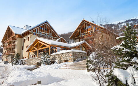 Valloire 651: Lucht, Gebouw, Eigendom, Sneeuw, Fabriek, Venster, Huis, Wolk, Hout, Boom