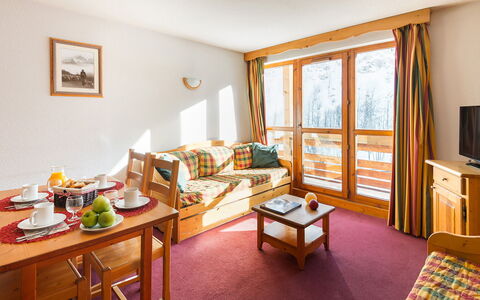 Valloire 651: Tafel, Meubilair, Eigendom, Venster, Comfort, Fotolijst, Hout, Interieur Ontwerp, Oranje, Woonkamer