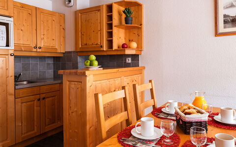 Valloire 651: Cabinetry, Eigendom, Meubilair, Tafel, Tableware, Dishware, Koffiekop, Kop, Lade, Interieur Ontwerp