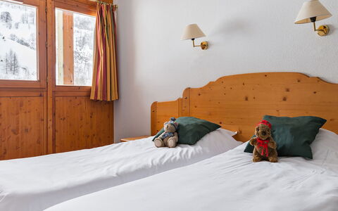 Valloire 651: Meubilair, Eigendom, Comfort, Venster, Hout, Textiel, Interieur Ontwerp, Verdieping, Bed, Bed Frame