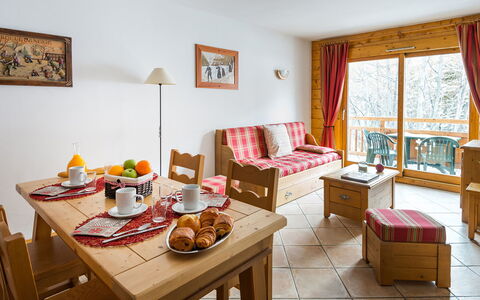 Serre Chevalier 651: Tafel, Meubilair, Venster, Fotolijst, Tableware, Voedsel, Hout, Interieur Ontwerp, Stoel, Gordijn