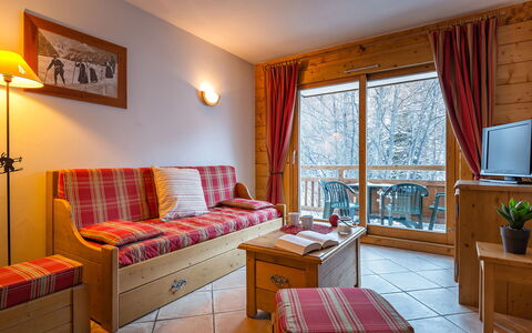 Serre Chevalier 651: Meubilair, Eigendom, Venster, Tafel, Fotolijst, Comfort, Hout, Interieur Ontwerp, Lade, Verlichting