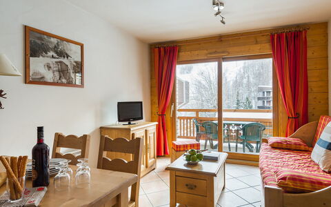 Serre Chevalier 651: Tafel, Fotolijst, Eigendom, Cabinetry, Venster, Gordijn, Hout, Lade, Interieur Ontwerp, Bureau