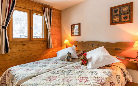 Serre Chevalier 651: Meubilair, Eigendom, Comfort, Hout, Textiel, Oranje, Interieur Ontwerp, Verlichting, Venster, Bed Frame