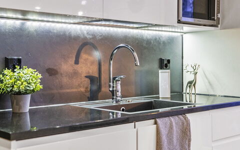 Rukan Rinnemaa a: Keuken, Loodgieterswerkinrichting, Countertop, Kraan, Gootsteen, Interieur Ontwerp, Wastafel, Loodgieter, Toestel Van De Keuken, Huis