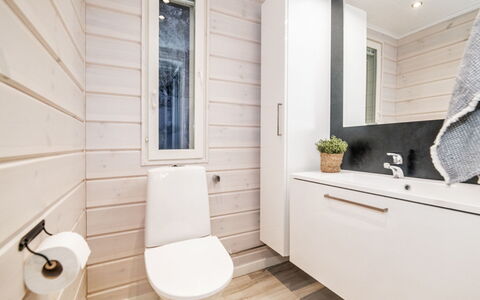 Rukan Rinnemaa a: Hout, Flooring, Wc Bril, Verdieping, Toilet, Loodgieterswerkinrichting, Badkamer, Loodgieter, Huis, Badkamerkast