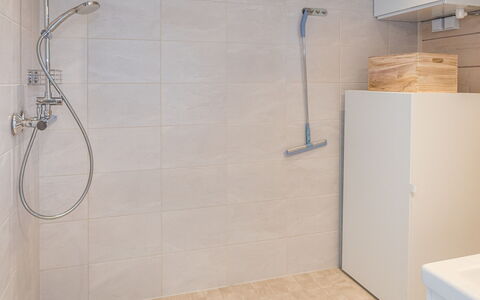 Kitkanvee 1: Flooring, Muur, Verdieping, Loodgieterswerkinrichting, Badkamer, Douchekop, Interieur Ontwerp, Tegel, Douchestang, Douche