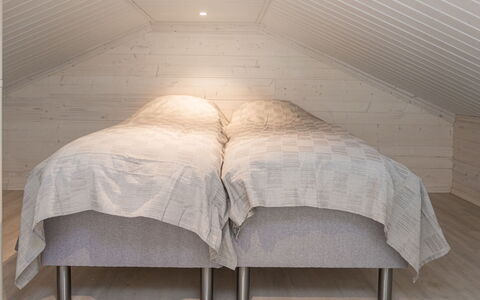 Kitkanvee 1: Plafond, Slaapkamer, Flooring, Verdieping, Bed Frame, Bed, Bedding, Laken, Lichte Inrichting, Hardwood