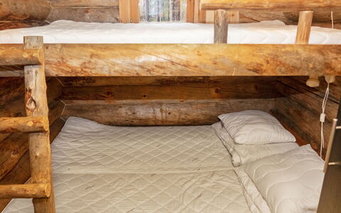 Hakojärven Kelomajat 2: Stapelbed, Hout, Slaapkamer, Beits, Verdieping, Bed, Hardwood, Bedding, Kamer, Laken