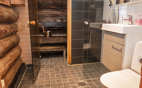 Hakojärven Kelomajat 2: Flooring, Hout, Verdieping, Interieur Ontwerp, Loodgieterswerkinrichting, Badkamer, Tegel, Loodgieter, Samengesteld Materiaal, Toilet