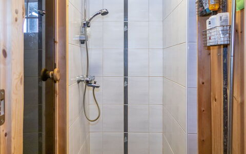 Rukanhippu: Loodgieterswerkinrichting, Flooring, Douchekop, Badkamer, Douche, Verdieping, Loodgieter, Douchestang, Interieur Ontwerp, Douchepaneel