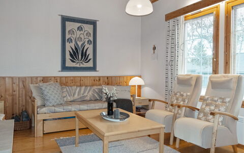Siulapalkinen a 4: Meubilair, Interieur Ontwerp, Flooring, Verdieping, Hout, Kamer, Verlichting, Plafond, Bankstel, Woonkamer