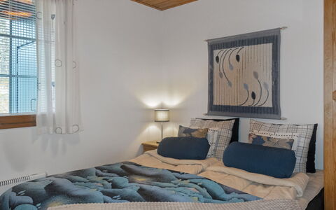 Siulapalkinen a 4: Bed, Meubilair, Interieur Ontwerp, Slaapkamer, Laken, Bedding, Hout, Linens, Verdieping, Plafond