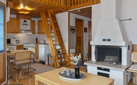 Siulapalkinen a 4: Meubilair, Hout, Flooring, Interieur Ontwerp, Verdieping, Plafond, Kamer, Keuken, Appartement, Woonkamer