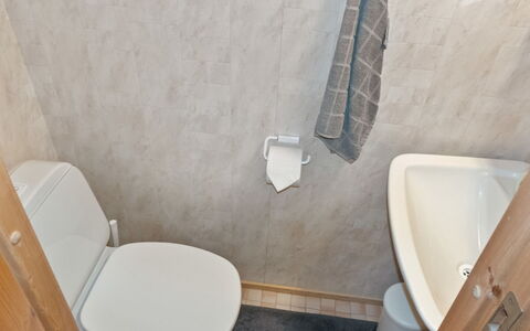 Siulapalkinen a 4: Wc Bril, Loodgieterswerkinrichting, Muur, Badkamer, Flooring, Toilet, Verdieping, Wastafel In De Badkamer, Wastafel, Loodgieter