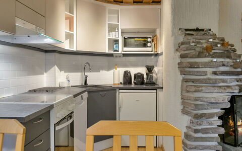 Luppokero 1: Interieur Ontwerp, Flooring, Meubilair, Plafond, Hout, Verdieping, Verlichting, Kamer, Lichte Inrichting, Countertop