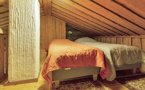 Luppokero 1: Slaapkamer, Hout, Bed, Verdieping, Interieur Ontwerp, Flooring, Laken, Plafond, Bedding, Meubilair