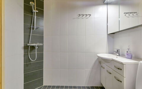 Luppokero 1: Badkamer, Loodgieterswerkinrichting, Flooring, Interieur Ontwerp, Muur, Verdieping, Toilet, Wastafel In De Badkamer, Wc Bril, Kraan