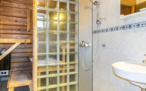 Kranni 2: Venster, Huis, Hout, Huis, Siding, Verblijf, Dak, Freezing, Schuifraam, Helling