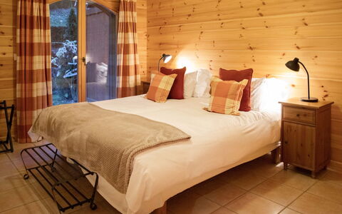 Ambre 1: Meubilair, Eigendom, Comfort, Gebouw, Hout, Textiel, Verlichting, Interieur Ontwerp, Bed, Bed Frame
