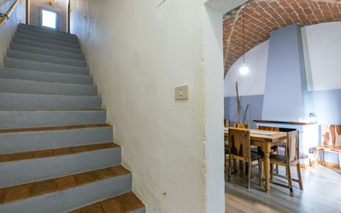 Casciana Terme 858: Eigendom, Meubilair, Trap, Hout, Tafel, Stoel, Architectuur, Interieur Ontwerp, Muur, Gebouw