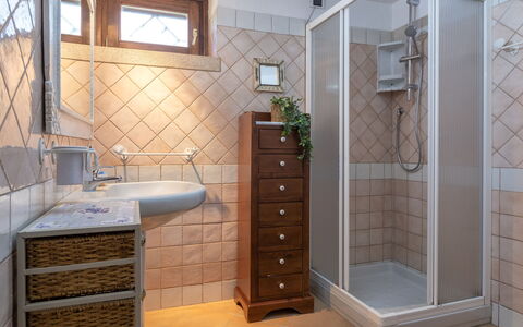 Valentina: Flooring, Interieur Ontwerp, Loodgieterswerkinrichting, Verdieping, Hout, Badkamer, Loodgieter, Kamer, Wastafel In De Badkamer, Tegel