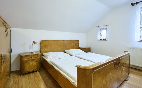 Garden & Pets Escape: Eigendom, Meubilair, Venster, Comfort, Gebouw, Lade, Cabinetry, Bed Frame, Hout, Hoofdkussen