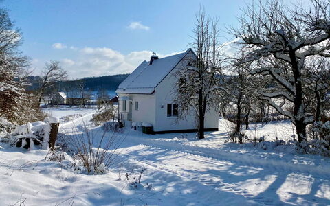 Forsthaus Gut Malberg: Lucht, Wolk, Sneeuw, Gebouw, Venster, Fabriek, Huis, Boom, Natuurlijk Landschap, Helling