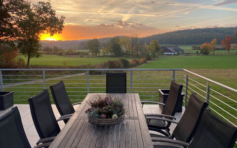 Forsthaus Gut Malberg: Wolk, Lucht, Fabriek, Meubilair, Tafel, Stoel, Natuur, Hek, Boom, Buitenmeubels