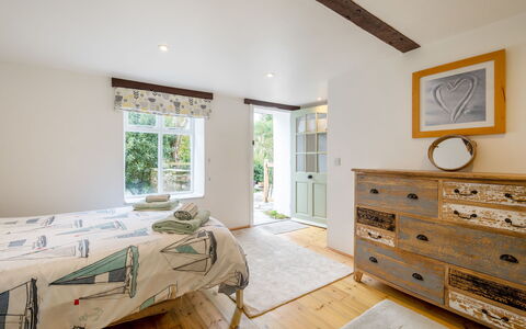 Cherry Orchard Cottage: Meubilair, Interieur Ontwerp, Bed, Muur, Slaapkamer, Hout, Flooring, Plafond, Verdieping, Kamer