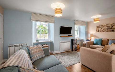 Cherry Orchard House: Meubilair, Interieur Ontwerp, Flooring, Verdieping, Muur, Bankstel, Plafond, Hout, Kamer, Woonkamer
