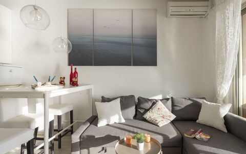 Mare Azzurro: Lucht, Water, Wolk, Strand, Paraplu, Buitenmeubels, Schaduw, Kust En Oceanic Landvormen