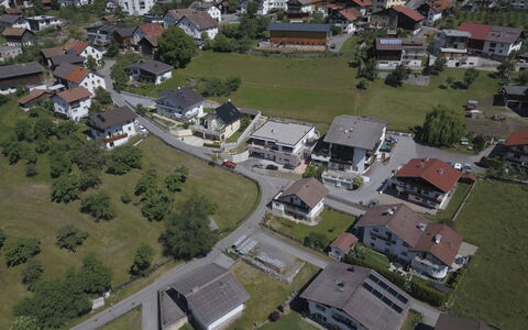 Anna: Gebouw, Eigendom, Fabriek, Land Lot, Huis, Architectuur, Stedelijk Ontwerp, Boom, Landschap, Dak