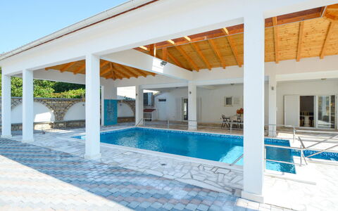 Villa Kursar: Fotolijst, Hout, Interieur Ontwerp, Stellingen, Plank, Comfort, Flooring, Verdieping, Huis, Muur