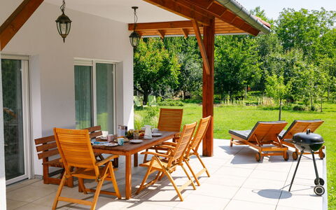 Sunstreet: Meubilair, Tafel, Eigendom, Fabriek, Schaduw, Stoel, Hout, Buitentafel, Gebouw, Buitenmeubels