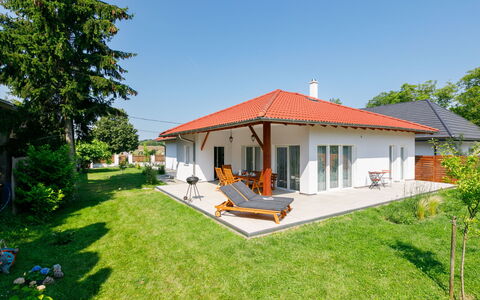 Sunstreet: Fabriek, Eigendom, Gebouw, Lucht, Boom, Venster, Huis, Land Lot, Schaduw, Verblijf