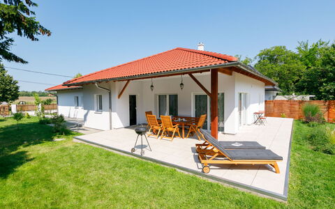 Sunstreet: Gebouw, Fabriek, Lucht, Venster, Boom, Huis, Deur, Land Lot, Schaduw, Verblijf