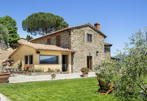 Casa San Piero: Lucht, Fabriek, Gebouw, Eigendom, Venster, Boom, Huis, Deur, Gras, Verblijf