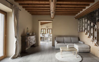 Fienile: Venster, Hout, Fotolijst, Gebouw, Interieur Ontwerp, Verdieping, Woonkamer, Flooring, Blind Venster, Stoel