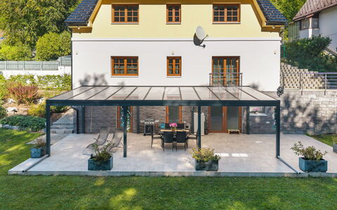 Posázaví: Meubilair, Schaduw, Buitenmeubels, Patio, Luifel, Outdoor Structuur, Bloempot, Buitentafel, Tuin, Pergola