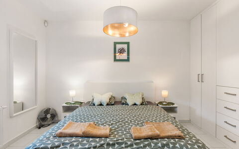 Posázaví: Meubilair, Bed, Interieur Ontwerp, Slaapkamer, Muur, Bedding, Verdieping, Flooring, Laken, Kamer