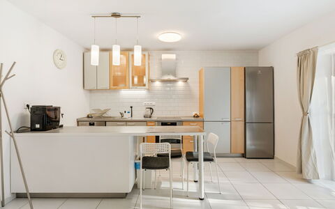 Posázaví: Meubilair, Keuken, Interieur Ontwerp, Countertop, Flooring, Lichte Inrichting, Cabinetry, Muur, Toestel Van De Keuken, Hout