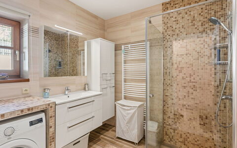 Posázaví: Badkamer, Flooring, Interieur Ontwerp, Verdieping, Loodgieterswerkinrichting, Muur, Wastafel In De Badkamer, Badkamerkast, Wastafel, Kraan