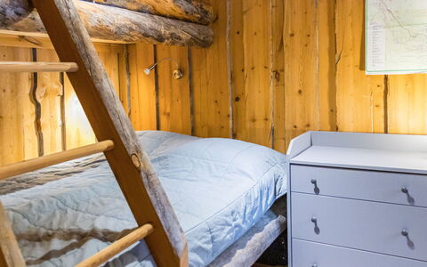 Luppokero 3: Bed, Slaapkamer, Stapelbed, Hout, Laken, Flooring, Bedding, Verdieping, Interieur Ontwerp, Meubilair