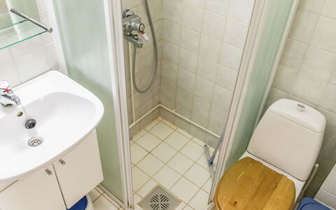 Luppokero 3: Wc Bril, Badkamer, Toilet, Wastafel In De Badkamer, Loodgieterswerkinrichting, Wastafel, Flooring, Verdieping, Interieur Ontwerp, Kraan