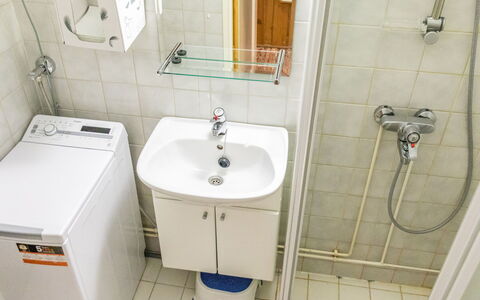 Luppokero 3: Wastafel In De Badkamer, Badkamer, Loodgieterswerkinrichting, Wastafel, Kraan, Toilet, Flooring, Verdieping, Loodgieter, Wc Bril